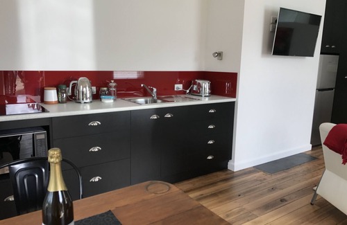 Derby Apartment | Modern studio comfort for couples within Derby village metres from MTB Trails