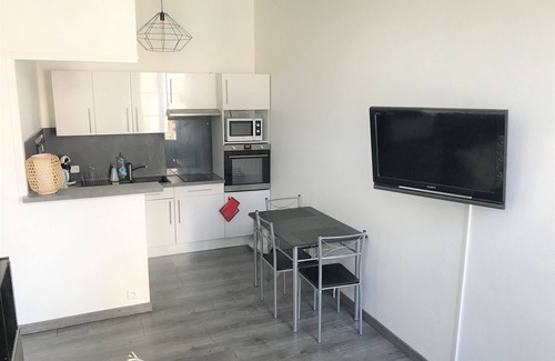 Auxerre Apartment | Modern studio, hyper city center