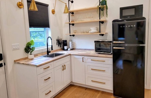 Chemainus Apartment | Modern Studio in a Charming Coastal Town