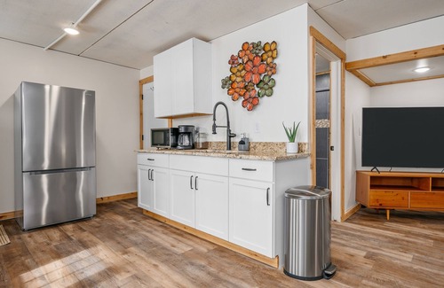 Mayfield Condo | Modern Studio in Beach Resort near TC