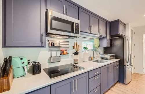 Holly House | Modern Studio in Walkable Holly District