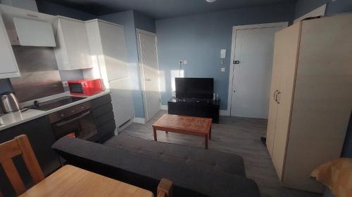 Maidstone Apartment | Modern Studio Maidstone - Redecorated Oct 2023