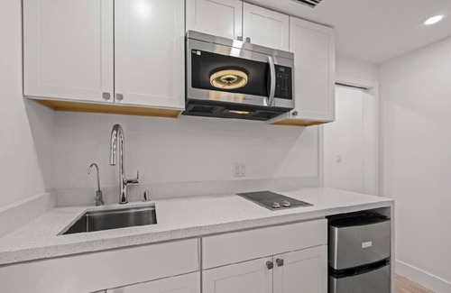 South Miami Apartment | Modern Studio Near shops and University of Miami