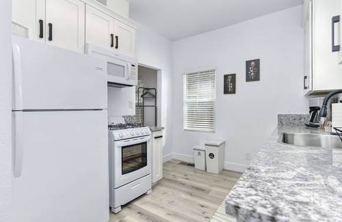 North Oak Park Apartment | Modern Studio - North Oak Park/UC Med Center