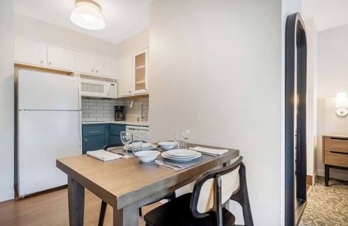 Acres Green Hotel | Modern Studio Perfect for Couple Stay w/Outdoor Pool Access