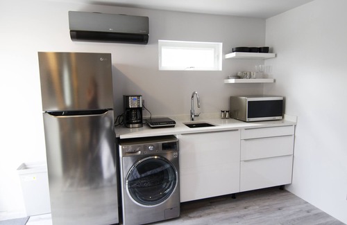 West Orange House | Modern Studio, Private Outdoor Space NYC View! Beautiful Kitchenette W/D