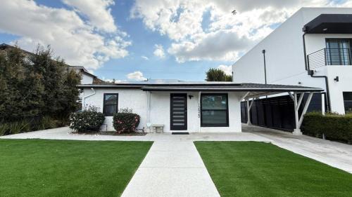 Del Rey Apartment | Modern Studio Stylish &Cozy Right Unit