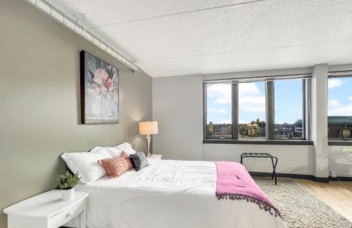 Downtown Des Moines Apartment | Modern Studio - Walk To Wells Fargo Arena