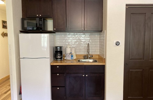 Mountain House Condo | Modern Studio with a quick walk to dining & shops!