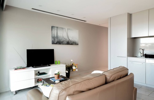Kingston Apartment | Modern studio with free wifi & parking