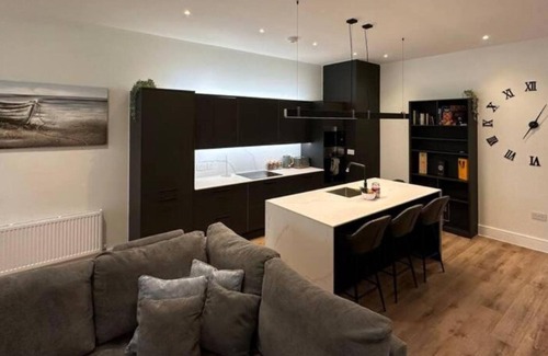 Westcliff-on-Sea Apartment | Modern & Stunning 2BR w/WiFi & Netflix - Excellent Location Nr Westcliff Beach