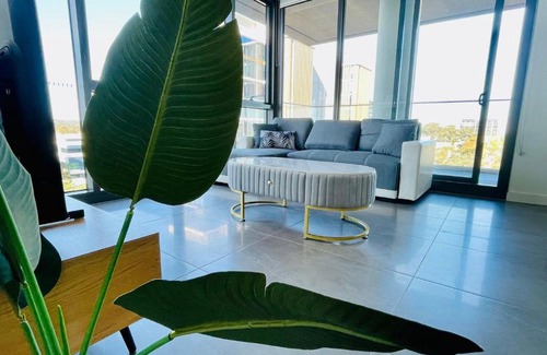 Macquarie Park Apartment | Modern stylish 3 bedroom condo - Parking, Gym, Pool