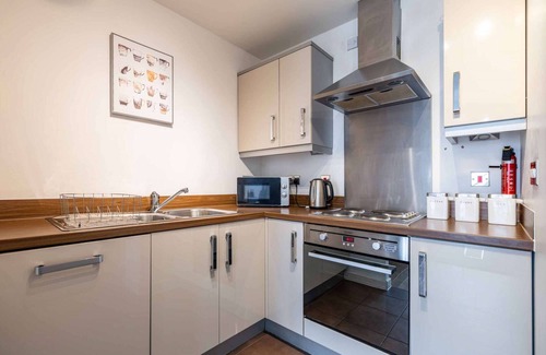 Central Milton Keynes House | Modern, stylish city centre apartment near train station