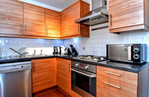 Central Milton Keynes House | Modern, stylish city centre apartment near train station