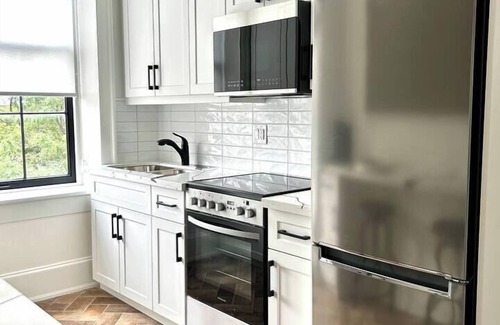 Port Hope Apartment | Modern suite (2 Queens) on the River