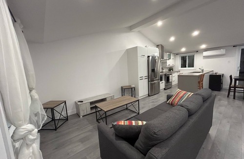 Sutton Condo | Modern suite near the mountain