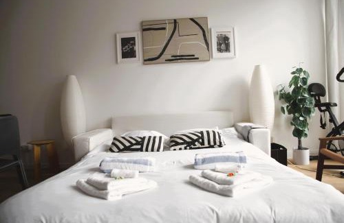 Dommeldange Apartment | Modern & Sunny 1BR Apartment with swimming pool