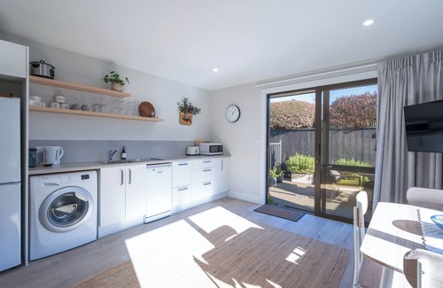 Motueka Apartment | Modern, Sunny, Central