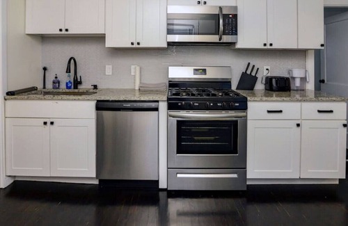 Stoneham Condo | Modern Three Bedroom Condo - Near Boston