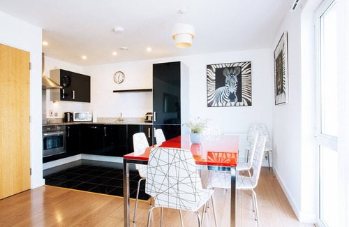Peninsula Apartment | Modern three bedroom North Greenwich 90