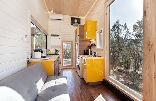 Carbondale House | Modern Tiny Home w/Grill, 25 Min. To Skiing, 3 Min. to Shops and Restaurants!