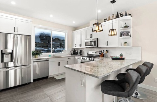 Sun Peaks House | Modern Townhome Lg Garage & Bike Tools!