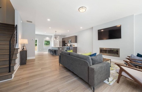 Lynchburg House | Modern Townhome Near Liberty University with Luxe Amenities