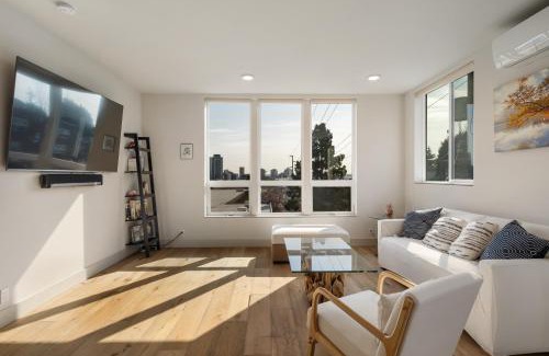 East Queen Anne Apartment | Modern Townhome with Space Needle View