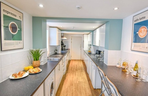 Brighton City Centre House | Modern townhouse in Central Brighton, sleeping 15-32 guests. 2 Mins to beach