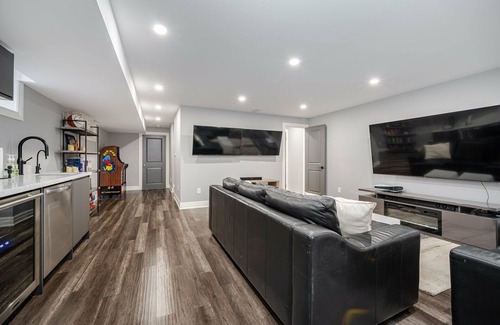 Vaughan House | Modern Townhouse in quiet neighbourhood w/Basement Arcade and Outdoor Hot-tub