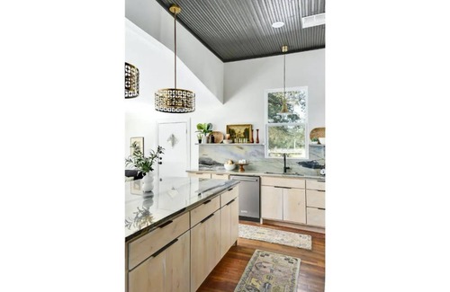 McNeil House | Modern Train Depot Farmhouse: Private 1 acre oasis