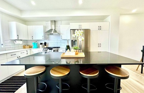 Southwest Edmonton House | Modern Tuxedo 3 bedroom, 2.5 bathroom, close to school, parks, lake and shopping