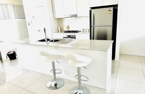 Liverpool Apartment | Modern two bedroom apt offering sweeping skyline views and free wifi and parking