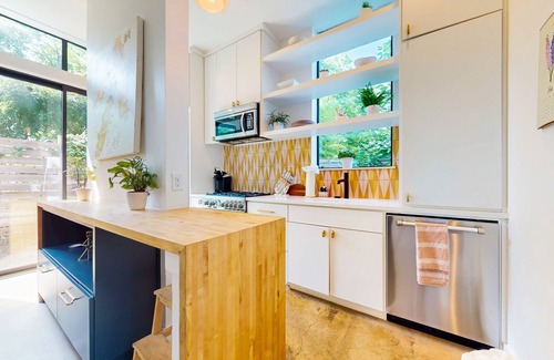 St. Edwards House | Modern two story home with kitchen, gated yard, balcony, close to South Congress