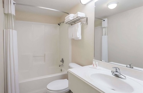Austin Ave. Hotel | Modern Unit in Knights Inn Franklin Ave Waco, Parking,