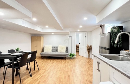 Woodbine - Lumsden House | Modern Upper Beaches Home-2min from Subway Station