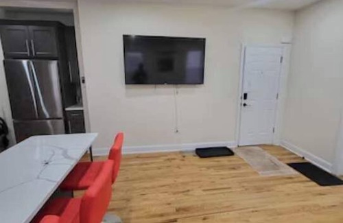 Newark Apartment | Modern Urban Oasis 10 min to EWR airport. 25 min to NYC 15 min to NJPAC