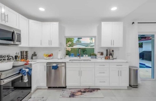 Pembroke Pines Villa | Modern Villa w/Heated Pool & Spa