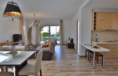 Adelianos Kampos House | modern villa with private pool, just 5 minutes to the beach