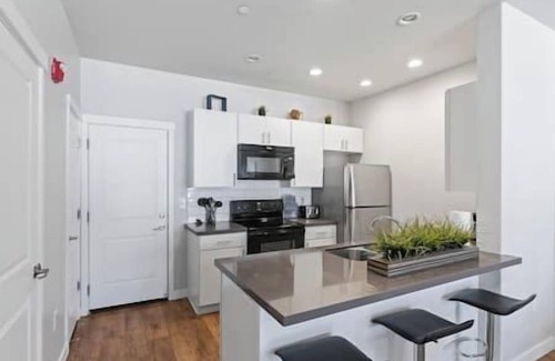 Draper House | Modern w/Pool, Gym, HotTub, Golf, Pet Friendly!