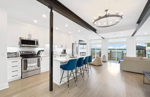 Scugog Cottage | Modern Waterfront Luxury Lakehouse - 60 Min GTA