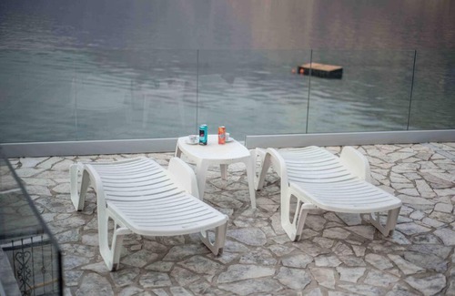 Donja Kostanjica Apartment | Modern Waterfront 3-Bed Apartment