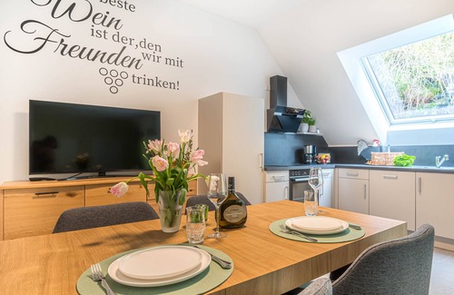 Retzbach Apartment | Moderne Helle Ferienwohnung mit Balkon