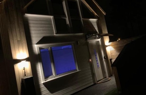 Ny Hellesund House | Moderne hytte rett ved sjøen, familievennlig beliggenhet i Åros