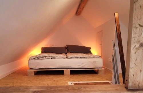 Ostenfeld Apartment | Modernes 1-Zimmer-Apartment mit Galerie-Schlafkoje im skandinavischen Stil