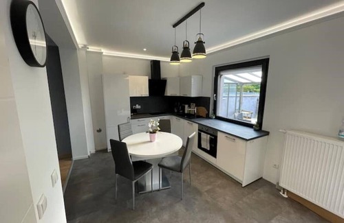 Magdeburg Apartment | Modernes Reihenhaus mit Garten