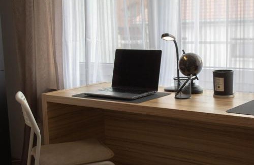Gaertringen Apartment | Modernes Studio mit großem Balkon, vollausgestatteter Küche und idealem Arbeitsplatz für Home Office