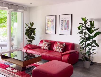 Floersheim Apartment | Modernes Wasserfront Wohnung, Terrasse, Parkplatz