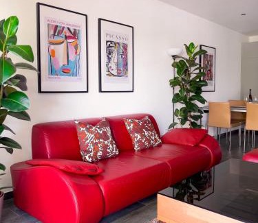 Floersheim Apartment | Modernes Wasserfront Wohnung, Terrasse, Parkplatz