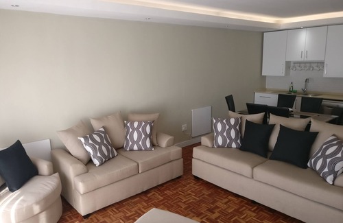 Greater Johannesburg Metropolitan Area Apartment | Modernised, pristine apartment in Blairgowrie